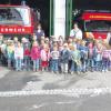 Die Binswanger Feuerwehr war das Ziel des Besuches des St. Nikolaus-Kindergartens im Rahmen des Jahresprojektes „Unser Dorf“. Kommandant Alwin Rollenmiller (links) gab den Kindern einen interessanten Einblick in die Ausrüstung und die Tätigkeiten einer Feuerwehr. 