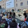 Bei der Demonstration "Augsburg gegen rechts" kam es auf dem Rathausplatz zu einem Zwischenfall mit einer Gruppierung, die der rechtsextremen "Identitären Bewegung" zugeordnet wird.