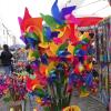 Auf dem Georgimarkt in Dillingen war am Sonntag einiges los. Zahlreiche Besucherinnen und Besucher stöberten durch die Stände, genossen die Sonne am Nachmittag oder die Fahrgeschäfte.