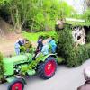 Mit Tannengrün und Geweihen: der Festwagen der Tafertshofer Jagdgenossen beim Umzug anlässlich des Gauschießens in Tafertshofen. Fotos: clb