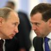 Dimitri Medwedew (rechts) war bereits vier Jahre russischer Präsident. Er ist einer der fünf Männer, die nach Putin das Amt übernehmen könnten.