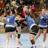 Die Handballerinnen des TSV Aichach um Lina Mahl (am Ball gegen Herrsching) wollen am Samstag beim Restart endlich den ersten Saisonsieg einfahren. 