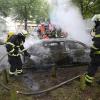 Feuerwehrleute löschen während des G20-Gipfels im Jahr 2017 ein brennendes Auto in Hamburg-Altona.