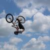 Vielleicht nicht das, was man bei einem Zubehör-Hersteller erwartet: Bei Hama in Monheim fliegen am Tag der offenen Tür Fahrradfahrer durch die Luft.