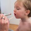 Kinderarzt-Besuch: Ein Blick in den Mund reicht Experten oft schon, um Scharlach zu erkennen. Alles zu Symptomen, Ansteckung, Impfung und Inkubationszeit.