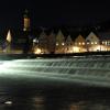 Insbesondere im Winter, wenn es früh dunkel wird, geben das beleuchtete Lechwehr und die Altstadt im Hintergrund ein tolles Bild ab. Bleiben bald wegen der Energiekrise die Lichter aus? 