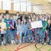 Die Bewegungskünstler des Gymnasiums Donauwörth freuen sich über die 400-Euro-Spende des Kiwanis-Club.  