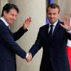 Ein wenig verkrampft: Frankreichs Präsident Emmanuel Macron (rechts) empfängt den italienischen Regierungschef Giuseppe Conte vor dem Elysee-Palast.