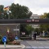 Eine deutsche und eine europäische Flagge wehen vor dem Sitz des Verteidigungsministeriums in Bonn. Das Bmvg gehört zu den Ministerien, die ihren Amtssitz nicht in Berlin haben.