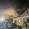 Bei einem Brand in Baindlkirch am späten Donnerstagabend waren rund 150 Feuerwehrleute im Einsatz.