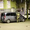 Ein Polizist steht während der Razzia an einem Van in Hagen. NRW war einer der Schwerpunkte des Einsatzes gegen die Mafiaorganisation 'Ndrangheta. Doch auch in München-Pasing gab es Verhaftungen.