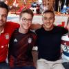 Rainer Mahl (links) aus Unterdießen mit seinen Söhnen Niklas und Fabian und Bayernstar Thiago. Der Fußballprofi besuchte die Weihnachtsfeier des Fanclubs Erpfting.