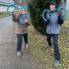 Hannelore und Burkhard Zimmermann aus Lauingen mit ihren Smovey-Ringen: Das Ehepaar zählt zu den ältesten Teilnehmern beim Dreikönigslauf rund um den Auwaldsee. 