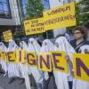 Demonstranten protestieren am Dienstag vor der Hauptversammlung des Immobilienkonzerns Deutsche Wohnen in Frankfurt am Main.