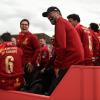 Liverpool-Trainer Jürgen Klopp fühlt sich im Kreis der Mannschaft auf dem Dach eines Busses wohl. Im Triumphzug ging es durch die Stadt. 	
