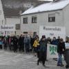 Mit Plakaten und Trillerpfeifen taten rund hundert Demonstranten am Samstag ihre Meinung kund: Sie wollen eine Bahntrasse für Höchstädt und keinesfalls die Aufgabe des Wasserschutzgebietes. Die Demo wurde von der Kreisgruppe des Bund Naturschutz organisiert.