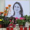 Am Fuß eines Denkmals vor dem Justizpalast in Valletta erinnert ein Foto an die ermordete Journalistin Daphne Caruana Galizia.