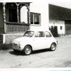 Noch im selben Jahr, als er den Führerschein erwarb, kaufte sich Lorenz Speer – heute wohnt er in Ehingen – einen Steyr-Puch, Baujahr 1963. Er nannte sein Auto liebevoll „Nickelpinne“. Mit seinen 22,8 Pferdestärken machte das kleine Gefährt immerhin 130 Sachen, schreibt Speer. Die Marke war baugleich mit dem Fiat 500, aber mit Steyr-Motor.
