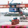 Ein Container wird auf dem Container-Terminal Altenwerder im Hamburger Hafen mit einer Containerbrücke auf ein Schiff geladen.