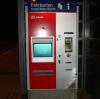 Unbekannte Täter haben an der Bahnhaltestelle in Tapfheim versucht, den Fahrkartenautomaten aufzubrechen.