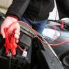 Wichtig bei der Starthilfe: Zuerst sollten alle nicht benötigten Verbraucher in beiden Autos ausgeschaltet werden. Erst danach werden die Pluspole der Batterien verbunden.