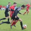 Das Selbstvertrauen fehle laut Bernhard Schuster aktuell den Spielern des FC Mertingen, wie etwa beim 0:6 gegen Buchdorf (im Bild, vorne in Rot: Christoph Haas). 