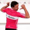 Der ukrainische Radprofi Sergej Gontschar zeigt das Trikot der T-Mobile-Mannschaft.
