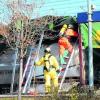 Einsatz am Güterzug: Feuerwehrleute untersuchten gestern in Kissing ein verdächtiges Pulver. Foto: Schlickenrieder