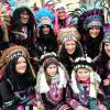 Es gibt Tricks, damit es den Besuchern eines Faschingsumzugs nicht kalt wird. Diese Inka-Indianer aus Landensberg schwören auf Zwiebellook: Das bedeutet, mehrere Schichten warme Kleidung. Und vor dem Besuch in Zusmarshausen gab es eine heiße und scharfe Gulaschsuppe für alle. 	