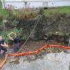 Die Feuerwehr Wittislingen musste am Freitag Hydrauliköl aus der Egau abpumpen. Der Einsatz zog sich über mehrere Stunden. 