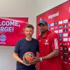 Bayern-Geschäftsführer Marko Pesic (l) stellt Serge Ibaka (r) als Neuzugang vor.