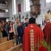 50 Jugendliche aus den Stauden wurden vom Weihbischof Anton Losinger in der Walkertshofer Kirche Sankt Alban gefirmt. 
