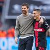 Leverkusens Trainer Xabi Alonso (l.) und Alejandro Grimaldo werden auch nach Saisonende viel zu grinsen haben.