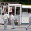 Polizisten der Spurensicherung arbeiten an einem Imbiss in Nürnberg, dessen Besitzer erschossen aufgefunden wurde (Archivfoto vom 09.06.2005). Foto: Marcus Führer dpa