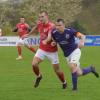 Kapitän Florian Veit (in Violett) und seine Wemdinger Teamkollegen gewannen im letzten Spiel 2:0 gegen den FC Mertingen. Foto: Anton Färber