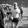 Helmut Haller hat sich sein Souvenir aus England geschnappt. Der Augsburger Nationalspieler mit dem Spielball aus dem WM-Finale von 1966.