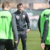 Zurück auf dem Platz des FC Augsburg: Am Dienstag leitete Markus Weinzierl sein erstes Training. 
