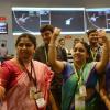 Mitarbeiter der indischen Weltraumforschungsorganisation Isro feiern. Es ist gelungen eine Raumsonde in die Umlaufbahn des Mars zu schicken.