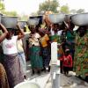 Diese Kinder und Frauen können am neuen Brunnen endlich sauberes Wasser holen.