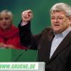 1982 tritt Joschka Fischer der Partei Die Grünen bei. Ein Jahr später wurde er in den Deutschen Bundestag gewählt und gehörte somit der ersten Bundestagsfraktion der Grünen an.