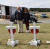 US-Präsident Donald Trump und seine Frau Melania (oder ihr Double?) stehen vor einer Reihe von Kreuzen zu Ehren der 23 Menschen, die im Tornado starben. 