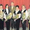 Blumen als Zeichen des Dankes überreichte KAB-Vorsitzender Hartmut Rentke an die Betreuerinnen (von links): Marianne Herb, Dora Hieber, Zita Sturz, Erika Körting, Hartmut Rentke, Gitti Karl, Leni Kammerer, Sofia Abt und Anni Schäfer. 