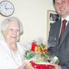 Bürgermeister Dr. Michael Higl gratuliert Walburga Leiß zum 90. Geburtstag. 
