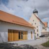 Eresing - das Foto zeigt das neue KultuRathaus und die Pfarrkirche St. Ulrich - hat inzwischen mehr als 2000 Einwohner.