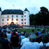 Am 26. Juli wurde mit einem Staatsempfang im Schloss an den berühmten Widerstandskämpfer Stauffenberg erinnert. Der Eigentümer, Hieronymus Graf Wolf Metternich, öffnete das Schloss für diesen Anlass für geladene Gäste. Am Abend fand dort eine Serenade für die Bevölkerung im Schlossgarten statt. Etwa 500 Besucher kamen.