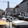 Ausnahmezustand in der Maximilianstraße: Seit Montag wird dort für die Sommernächte aufgebaut. 	