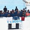 Migranten beten an Bord des italienischen Küstenwachschiffes "Diciotti" im Hafen von Catania.