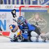 Kein Durchkommen: Panther-Goalie Michael Garteig (hinten) hatte nicht nur die Pucks, sondern auch Münchens Chris DeSousa (vorne) im Griff. Foto: Johannes Traub