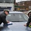 Viel Schreibarbeit wartet auf Matthias Both (rechts) und Franko Roder, wenn sie einen ausländischen Lkw-Fahrer erwischt haben, der viel zu schnell war.