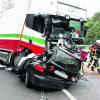 Völlig zerstört wurde der Wagen des Geisterfahrers beim Zusammenstoß mit einem Lastwagen. Fotos: Wilhelm Schmid